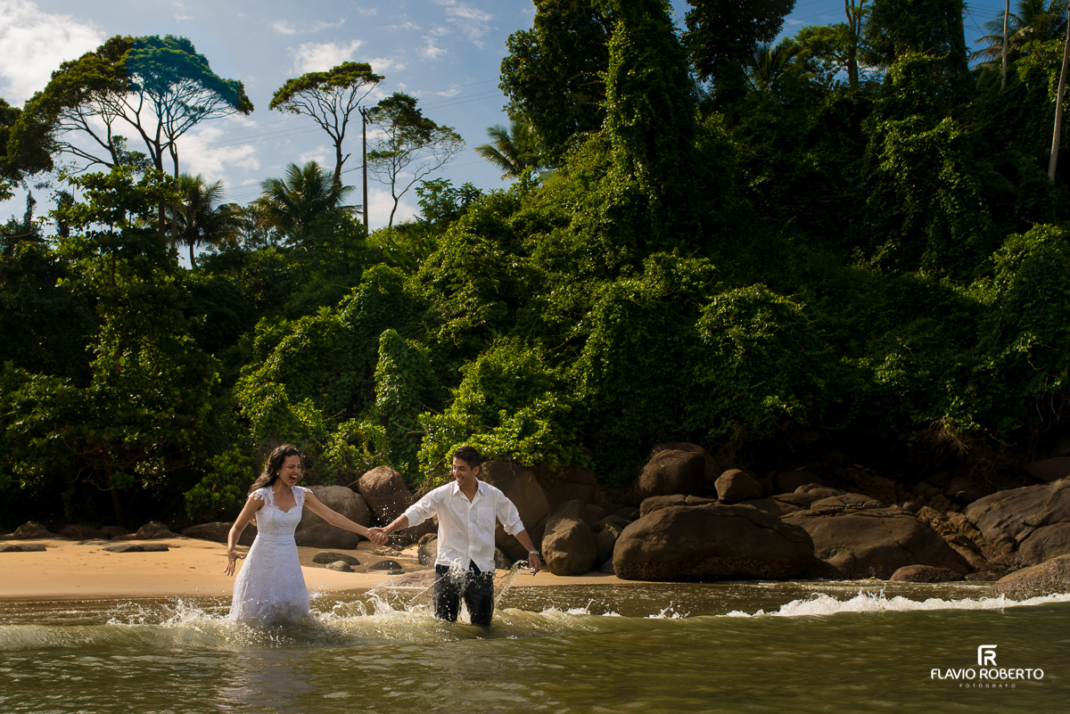 casal de noivos na praia santa rita em ubatuba