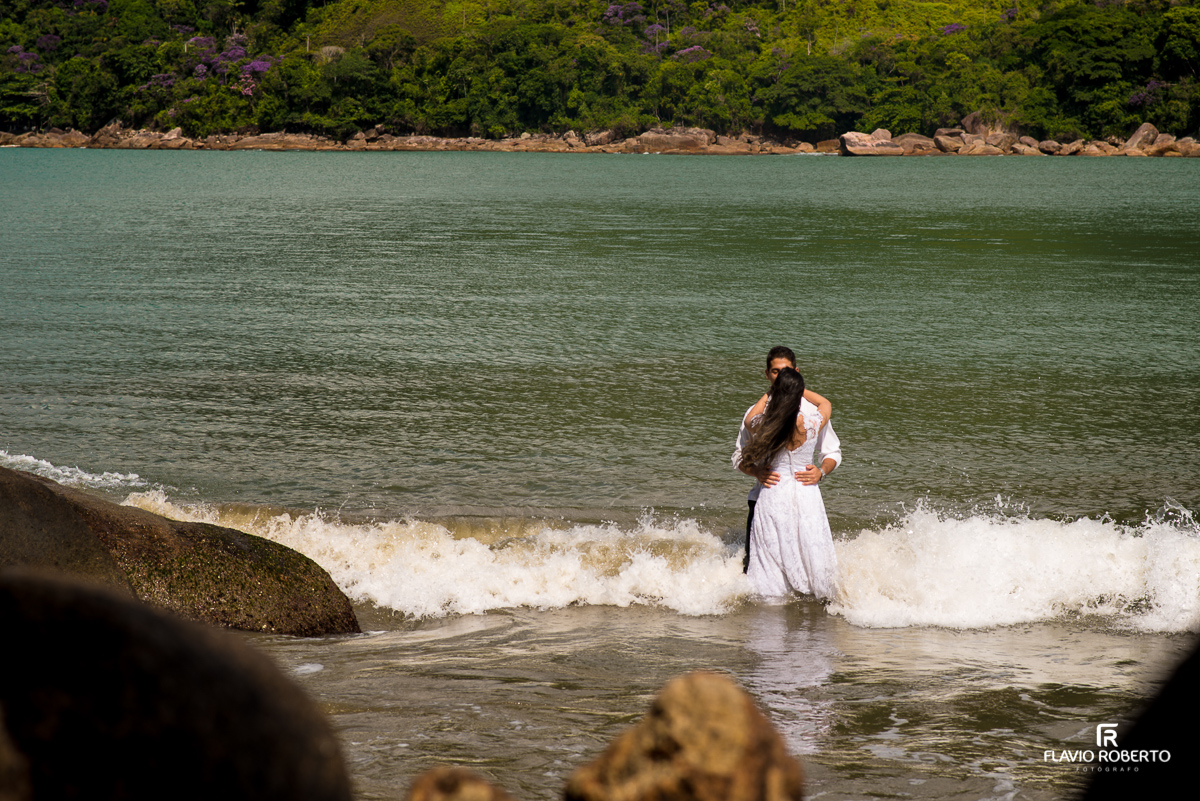 casal de noivos na praia santa rita em ubatuba