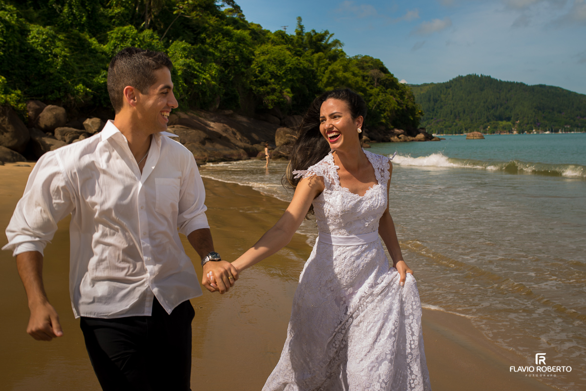 casal de noivos na praia santa rita em ubatuba
