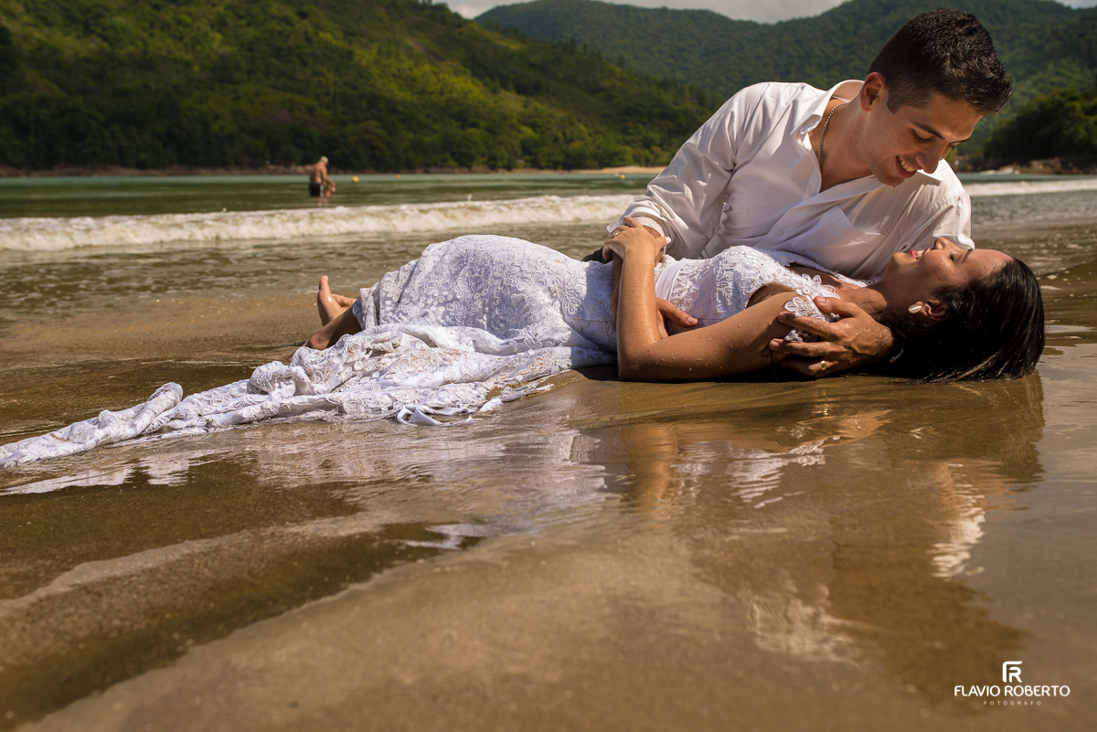 ensaio trash the dress na praia santa rita em ubatuba