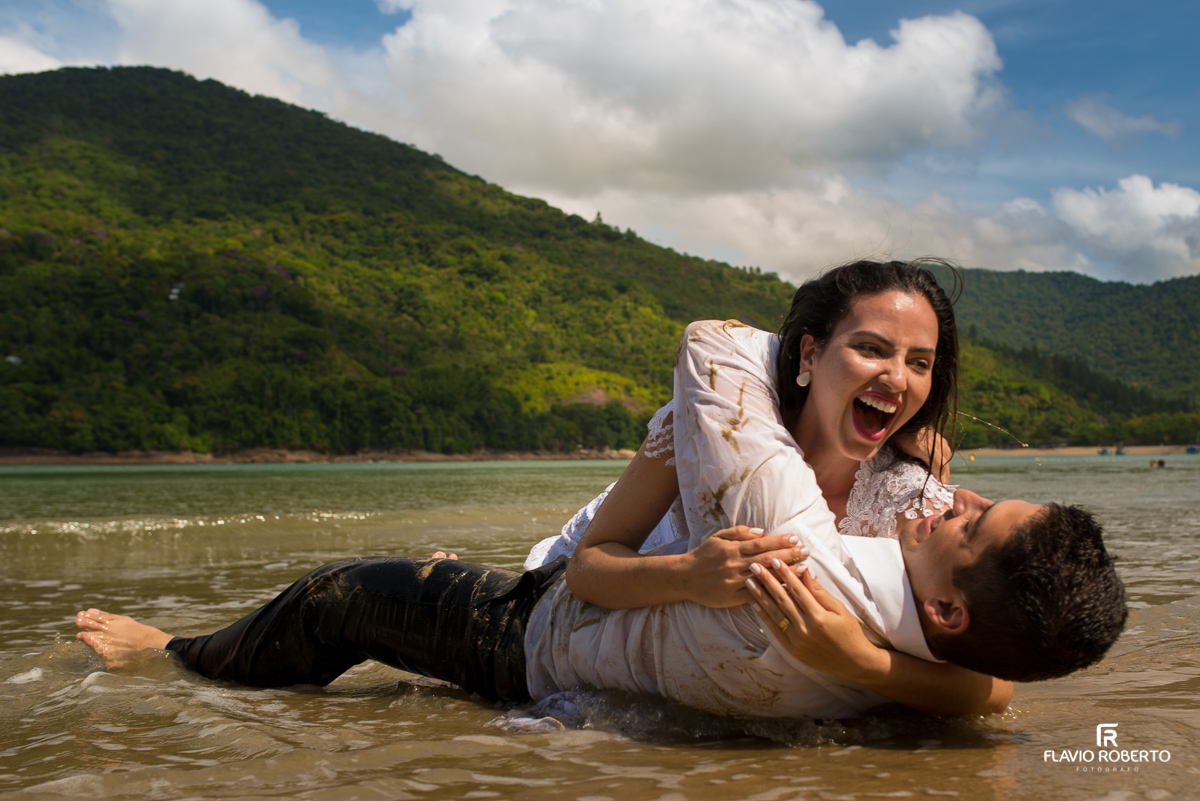 ensaio trash the dress na praia santa rita em ubatuba