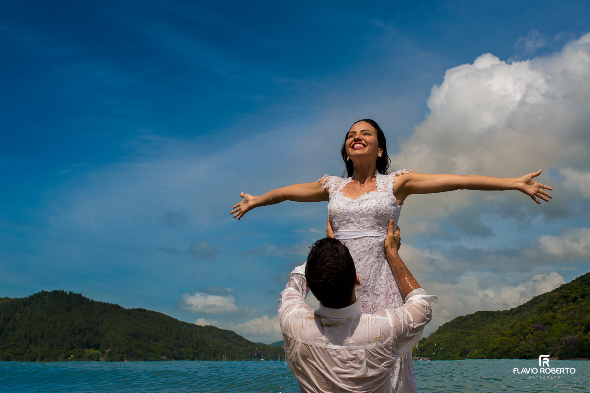 ensaio trash the dress na praia santa rita em ubatuba