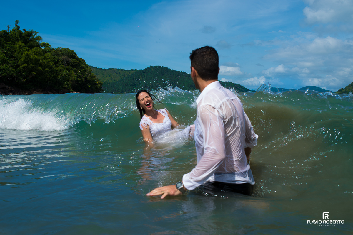 ensaio trash the dress na praia santa rita em ubatuba