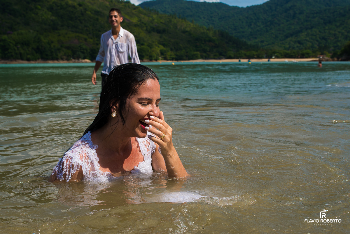 ensaio trash the dress na praia santa rita em ubatuba
