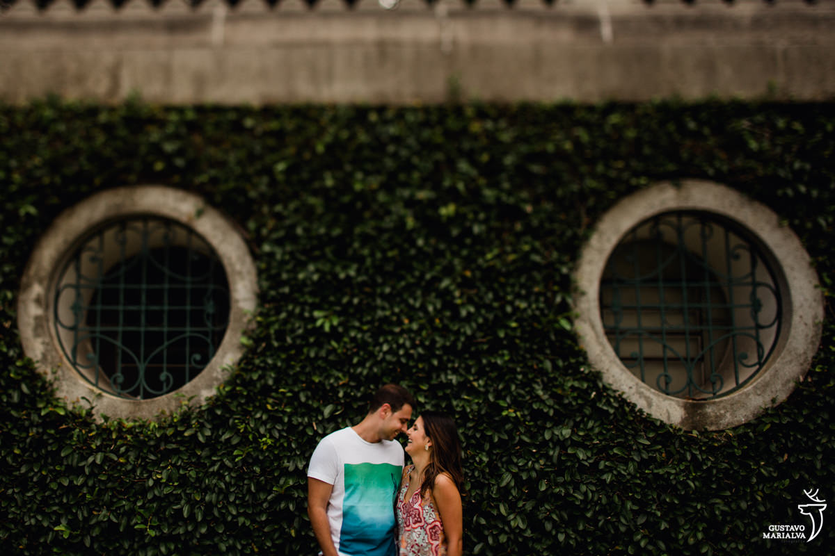 casal abraçado no book de casal em paranapiacab