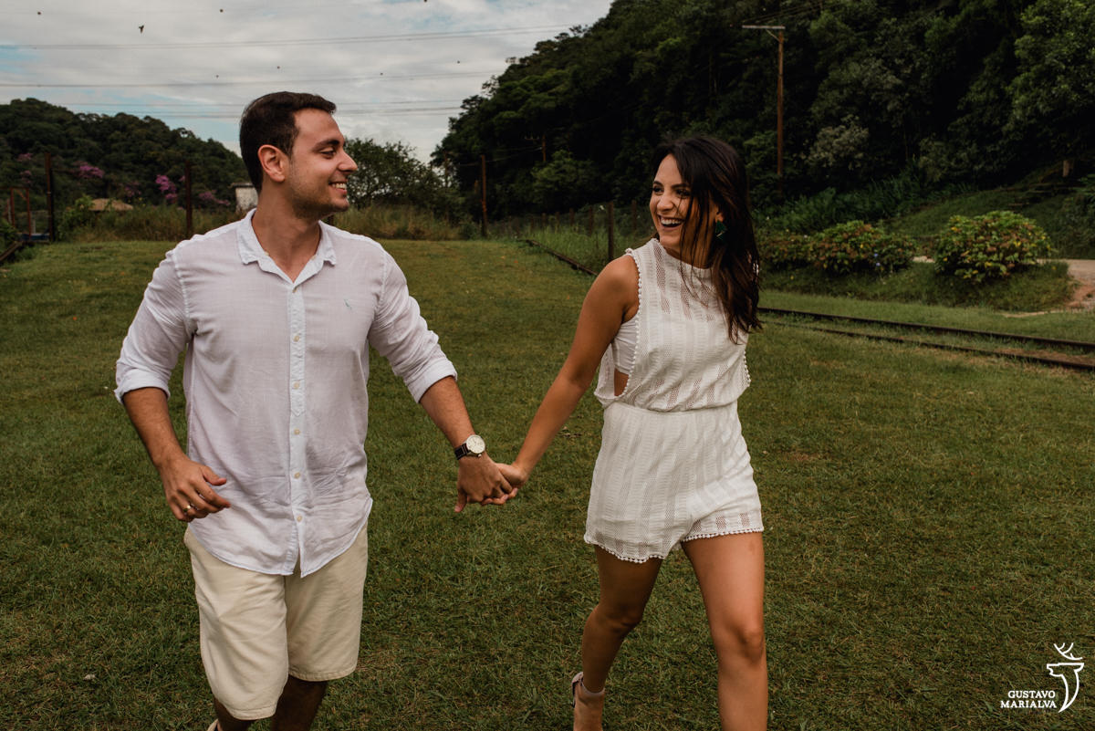 casal correndo no book de casal em paranapiacab