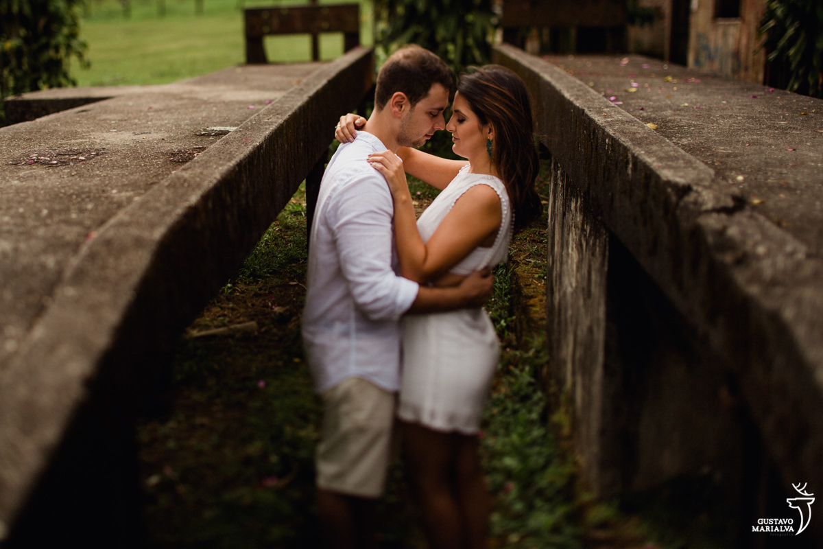 casal abraçado no book de casal em paranapiacab