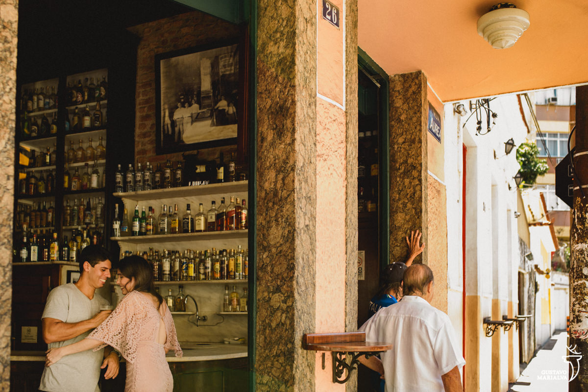 casal tomando cerveja durante book de casal em santa teresa no rio de janeiro