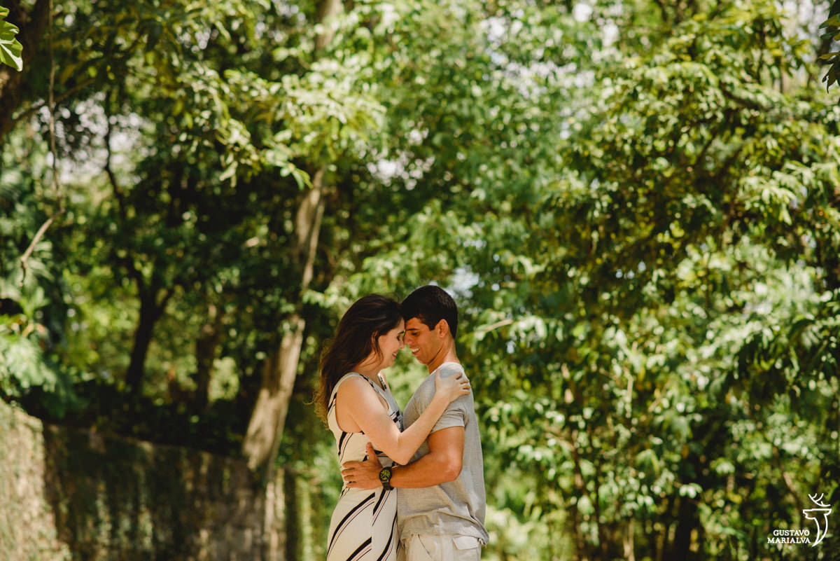 casal posando para book de casal no parque das ruínas no rio de janeiro
