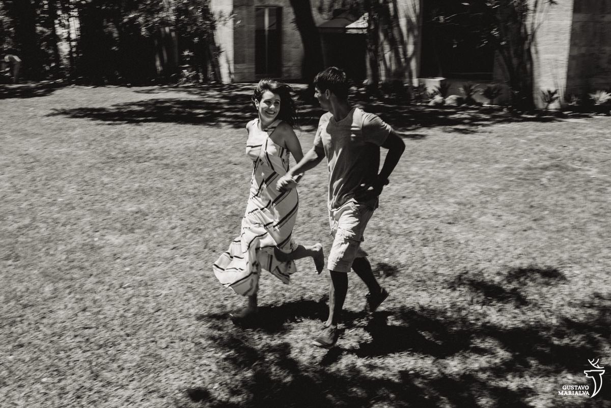 casal posando para book de casal no parque das ruínas no rio de janeiro