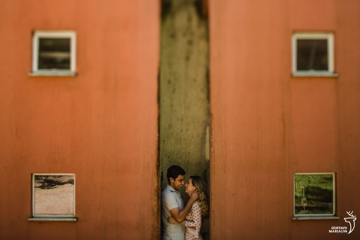 noivos namorado durante book de casal no jardim botânico do Rio de Janeiro