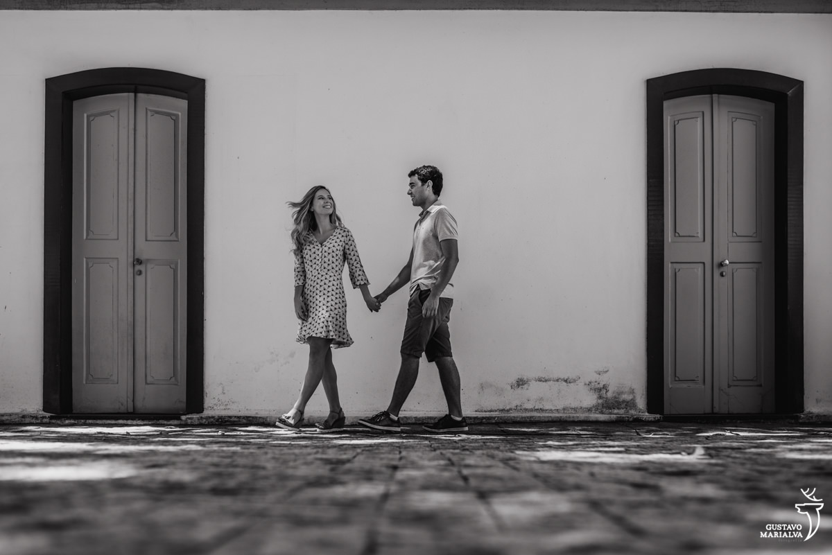 noivos namorado durante book de casal no jardim botânico do Rio de Janeiro