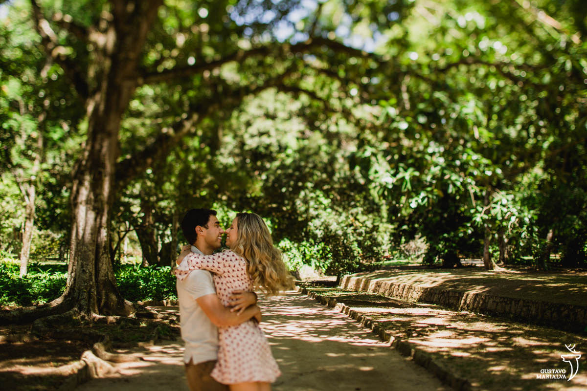 noivos namorado durante book de casal no jardim botânico do Rio de Janeiro