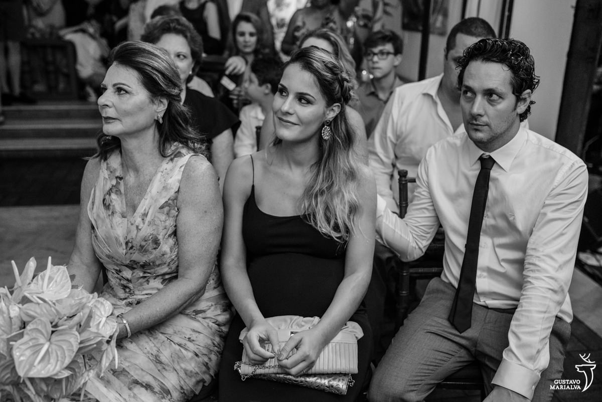 irmã e mãe da noiva emocionadas na cerimônia de casamento