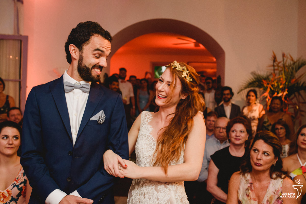 noivos sorrindo na cerimônia de casamento