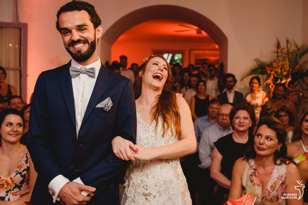 noivos sorrindo na cerimônia de casamento