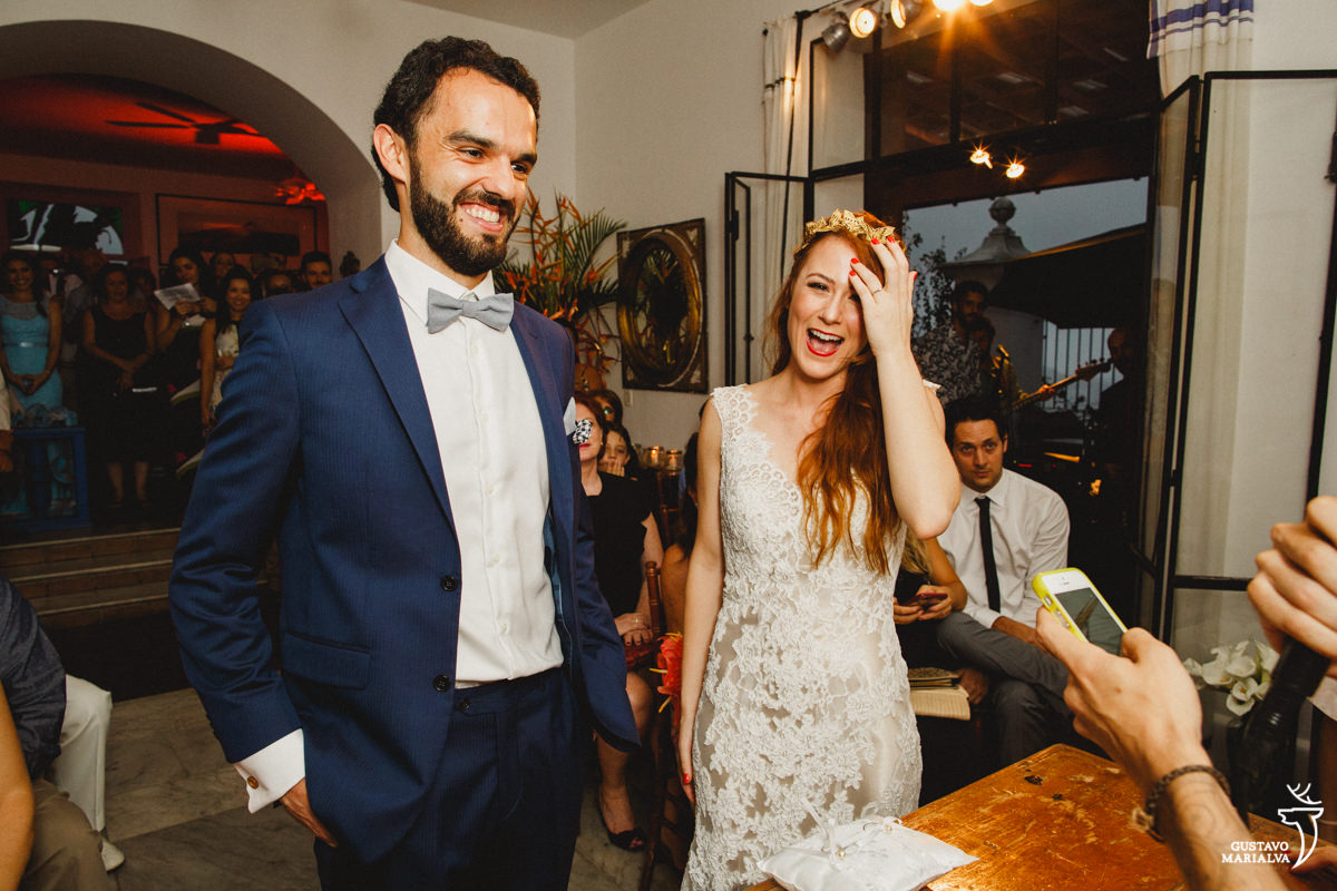 noivos sorrindo na cerimônia de casamento