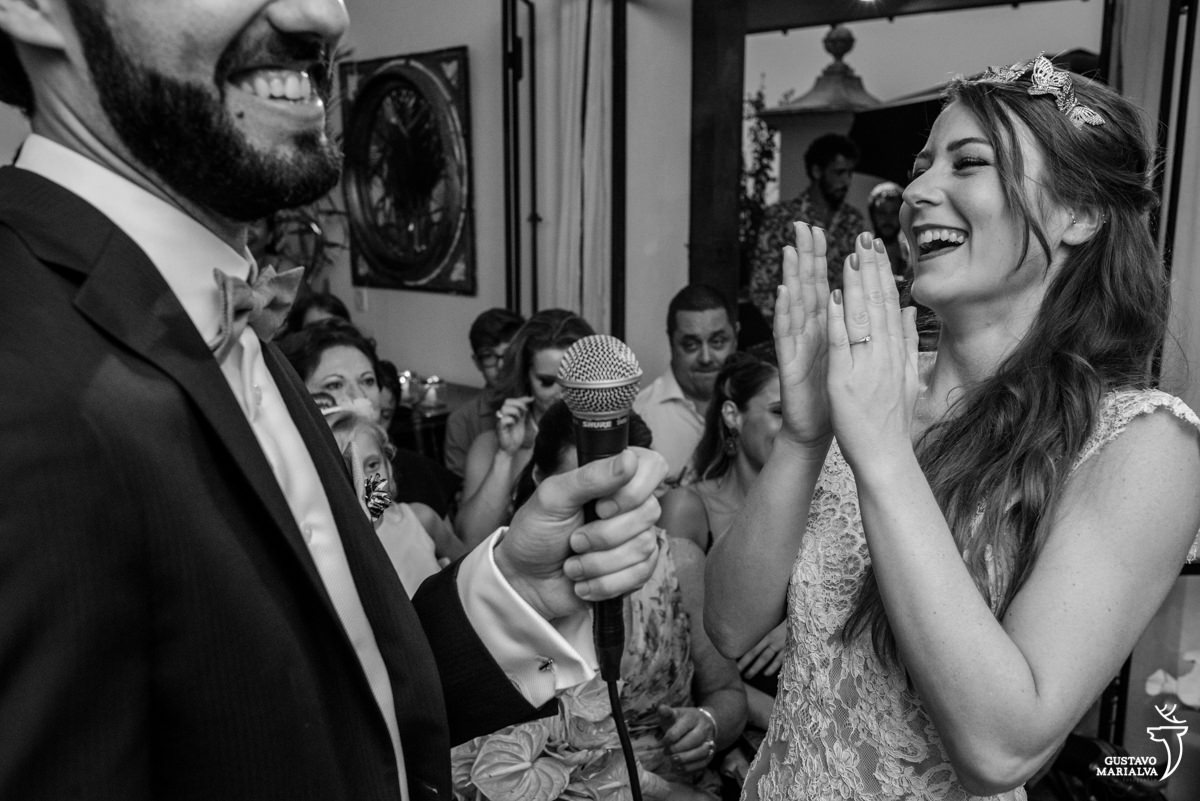 noiva aplaudindo os votos do noivo na cerimônia de casamento
