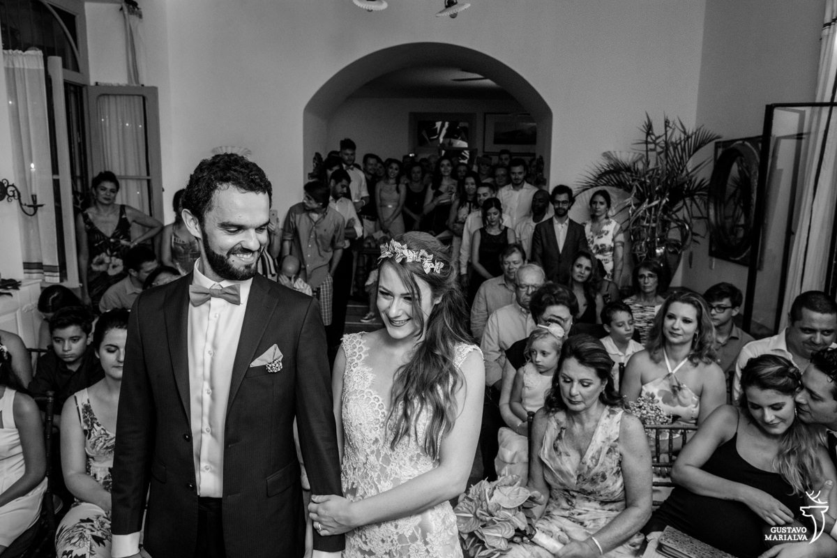 noivos sorrindo na cerimônia de casamento