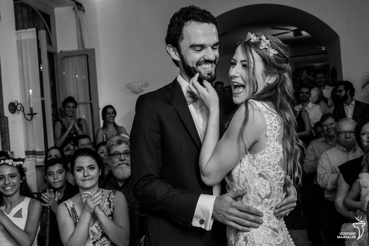 noivos se beijando na cerimônia de casamento