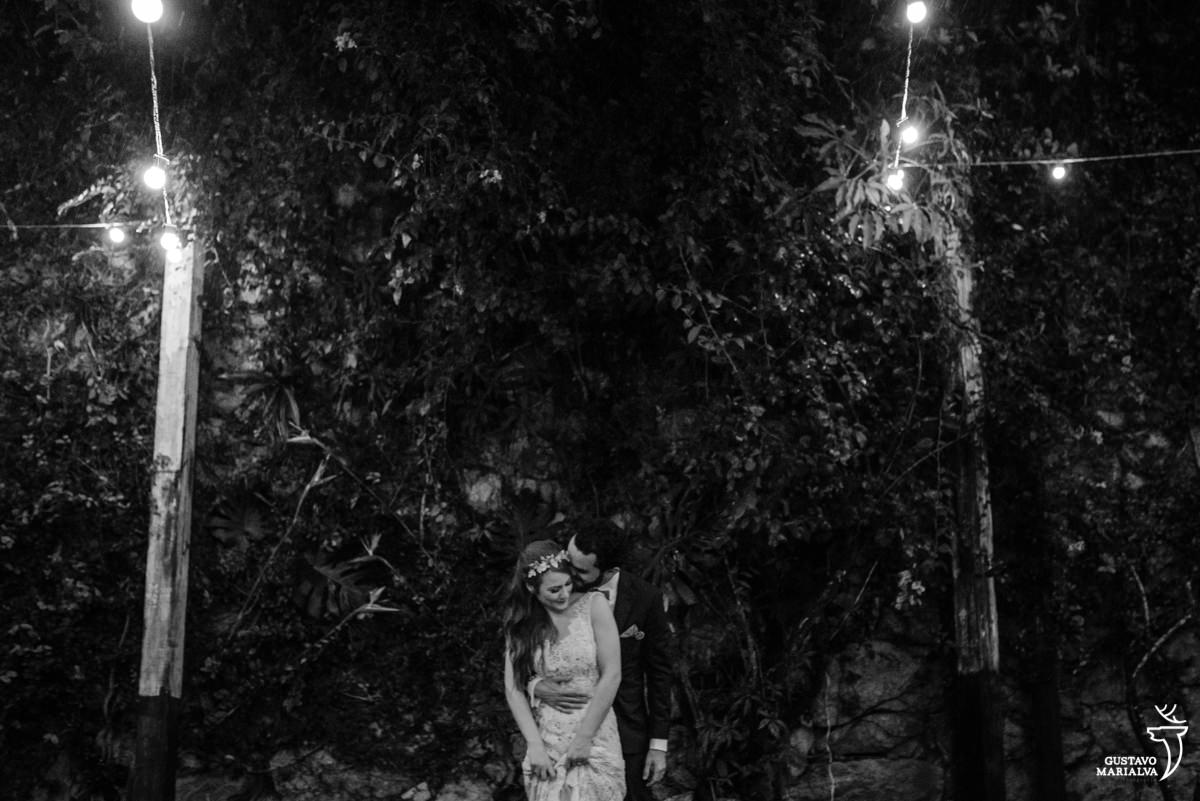 noivos posando para retrato na casa da palma no rio de janeiro em santa teresa