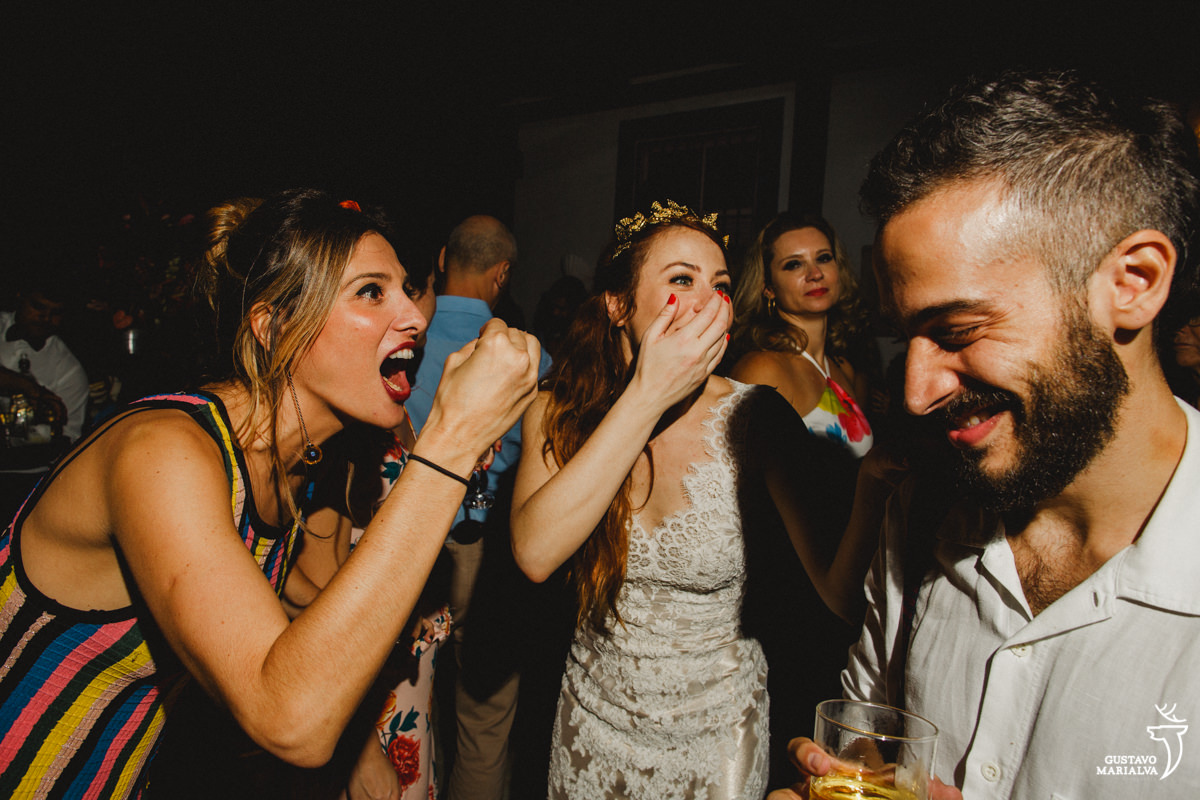 amigos sorrindo na festa de casamento