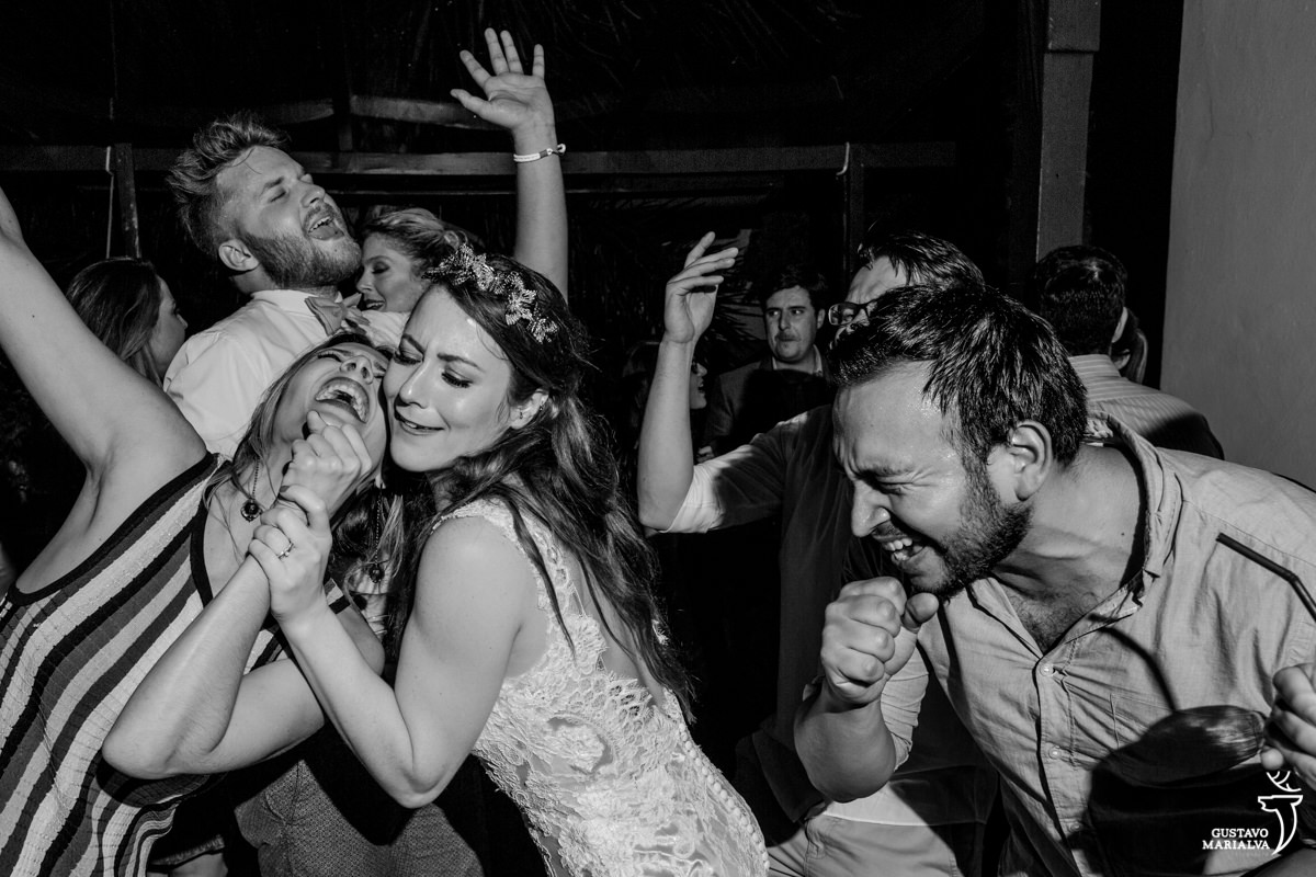 noiva e amigos cantando na festa de casamento