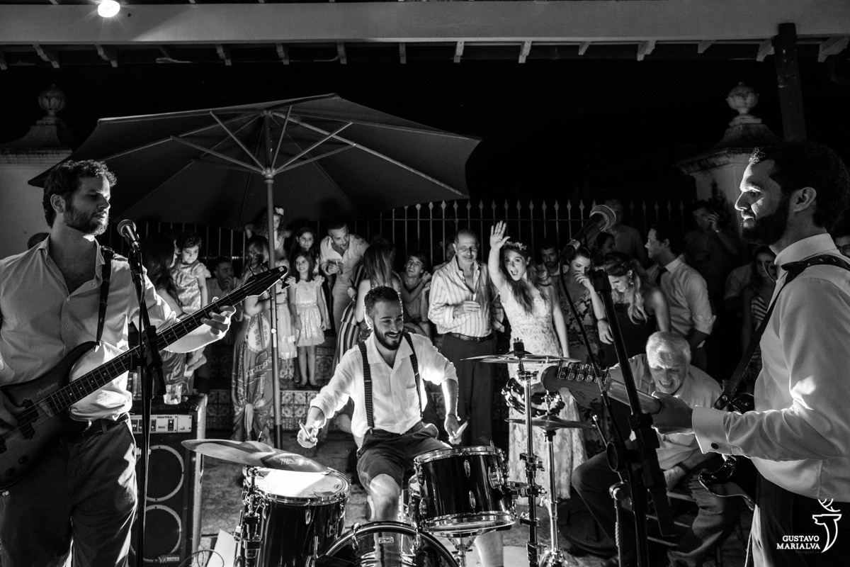 banda do noivo tocando na na festa de casamento