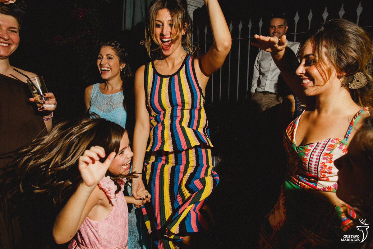 convidada e criança pulando na festa de casamento
