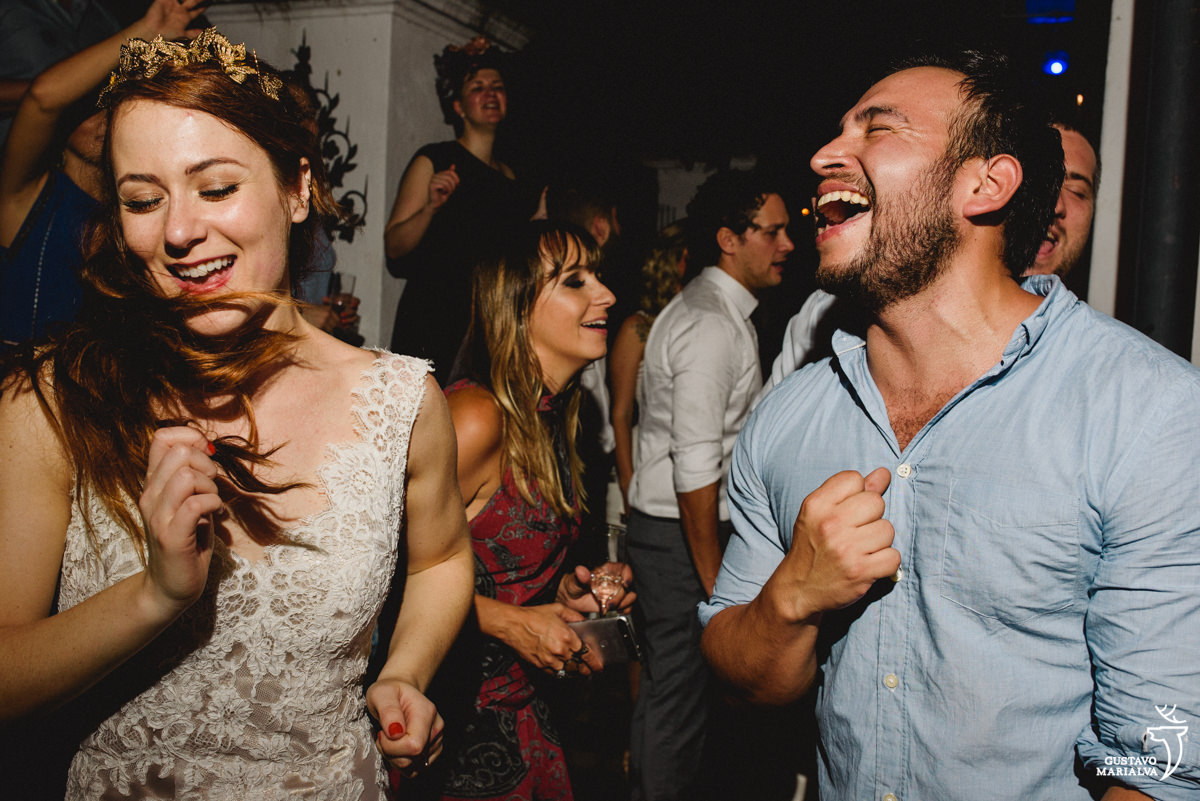 noiva e amigo cantando na festa de casamento