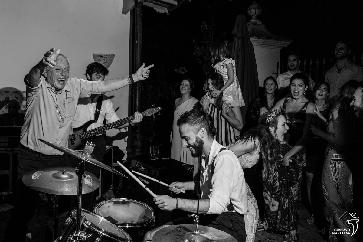 banda do noivo tocando na festa de casamento