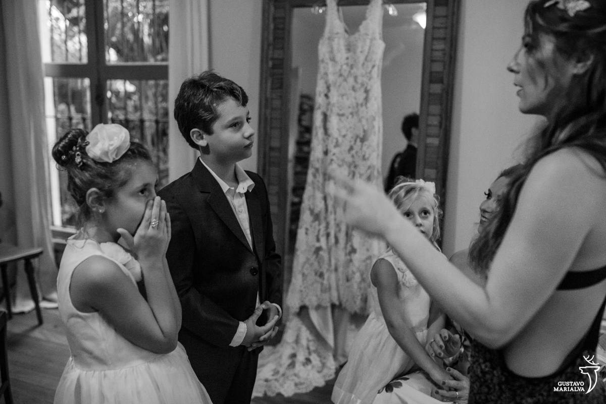 noiva e pajens brincando no making of do casamento