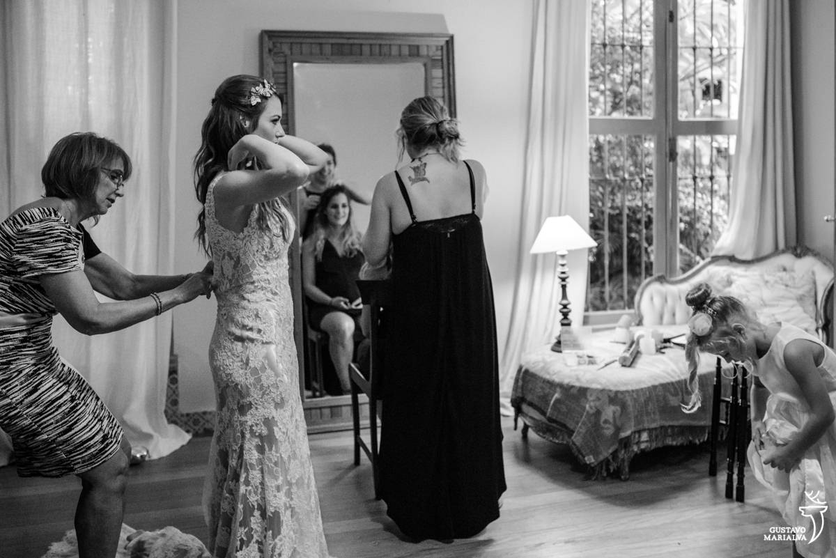 noiva colocando o vestido no making of do casamento