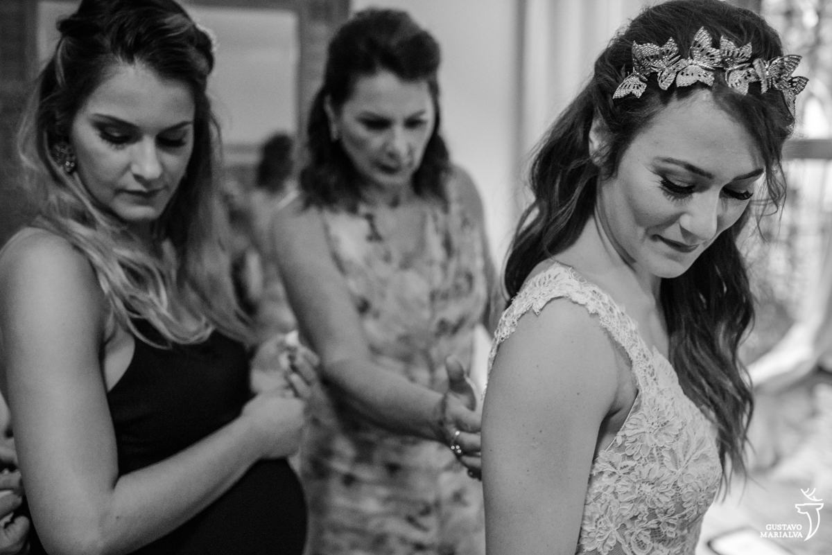 noiva e irmã se arrumando no making of do casamento