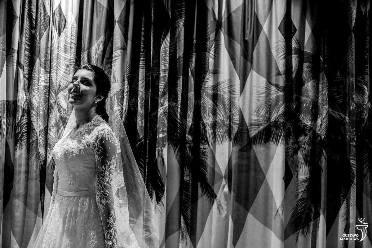 Noiva posando em frente a obra de arte no hotel yoo2 rio