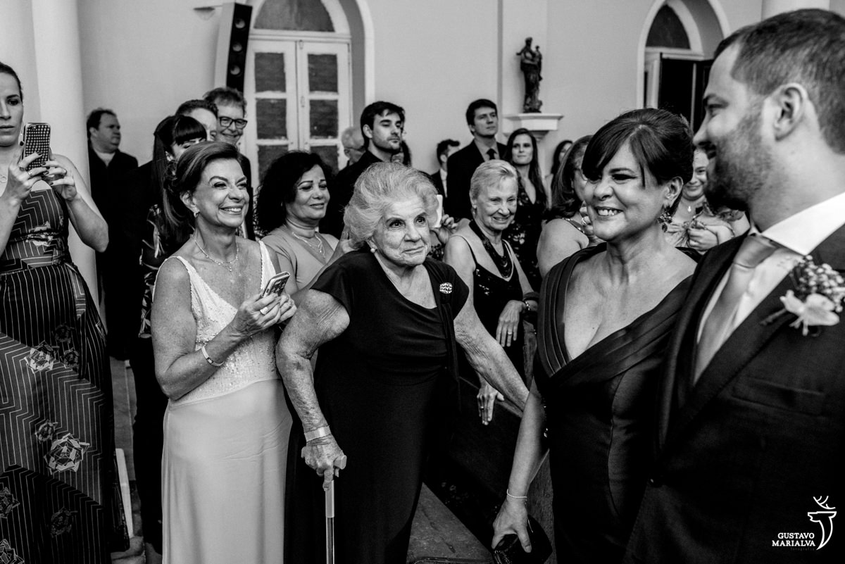 Noivo entrando sob os olhares da alvo emocionada