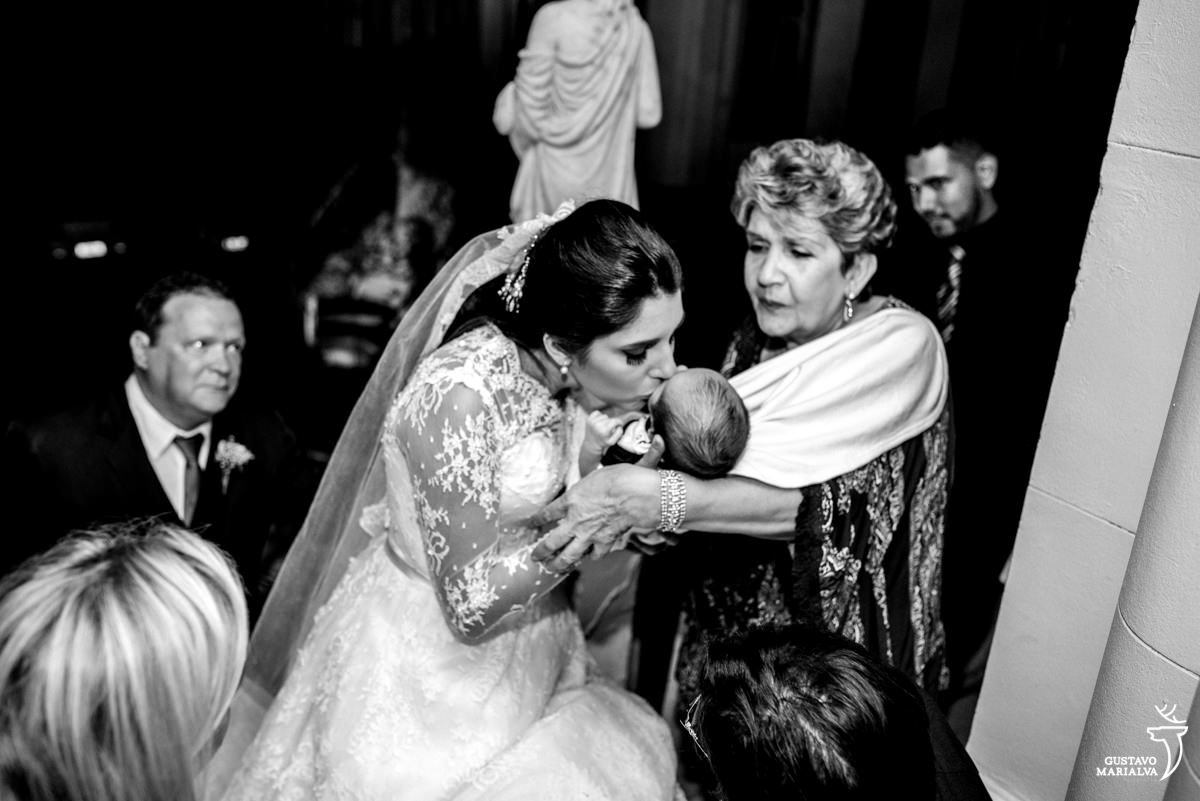 Noiva beijando o sobrinho na entrada da igreja