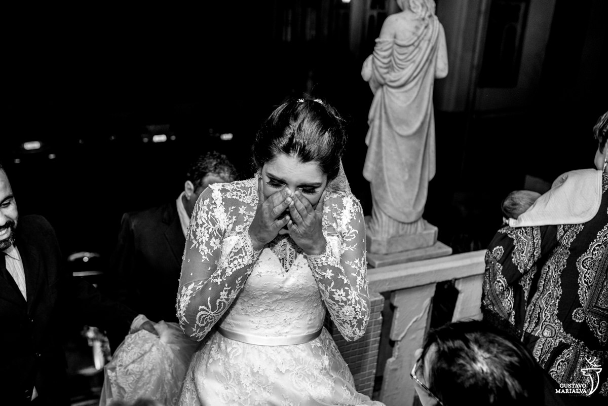 noiva chorando emocionada antes de entrar na igreja
