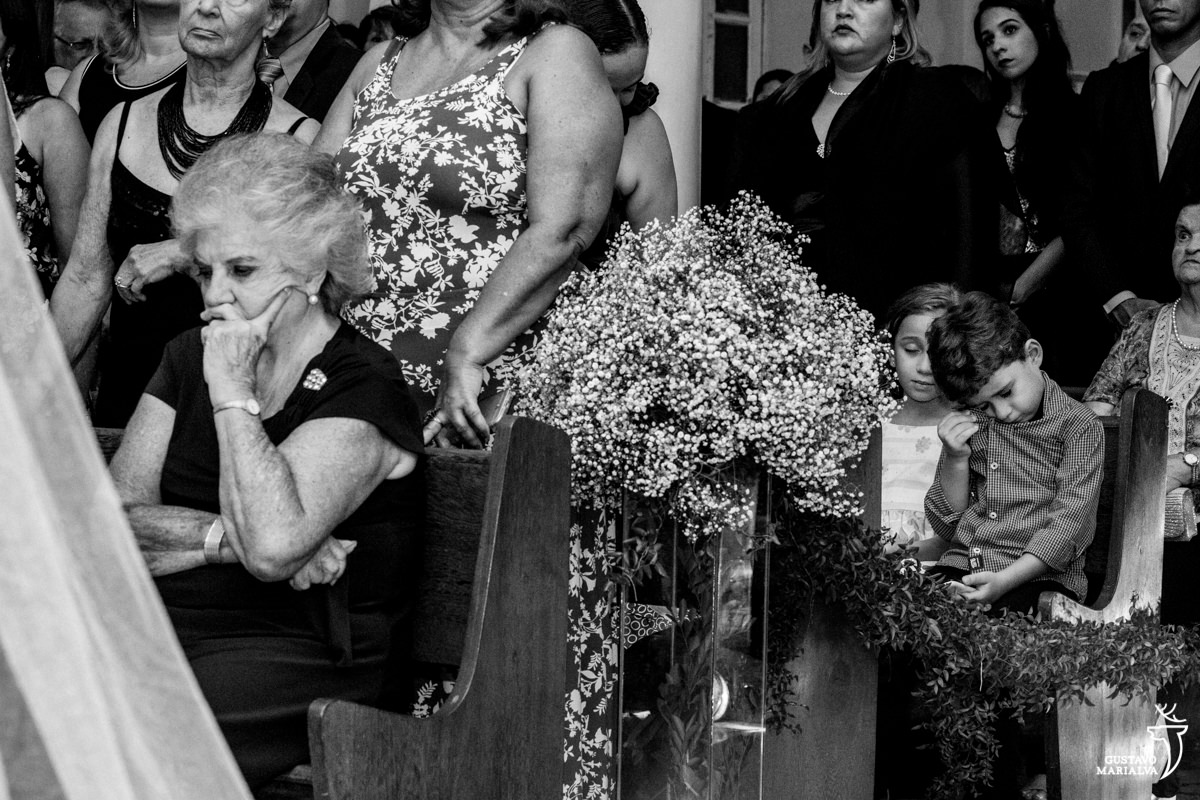 Pajem chorando durante a cerimônia de casamento