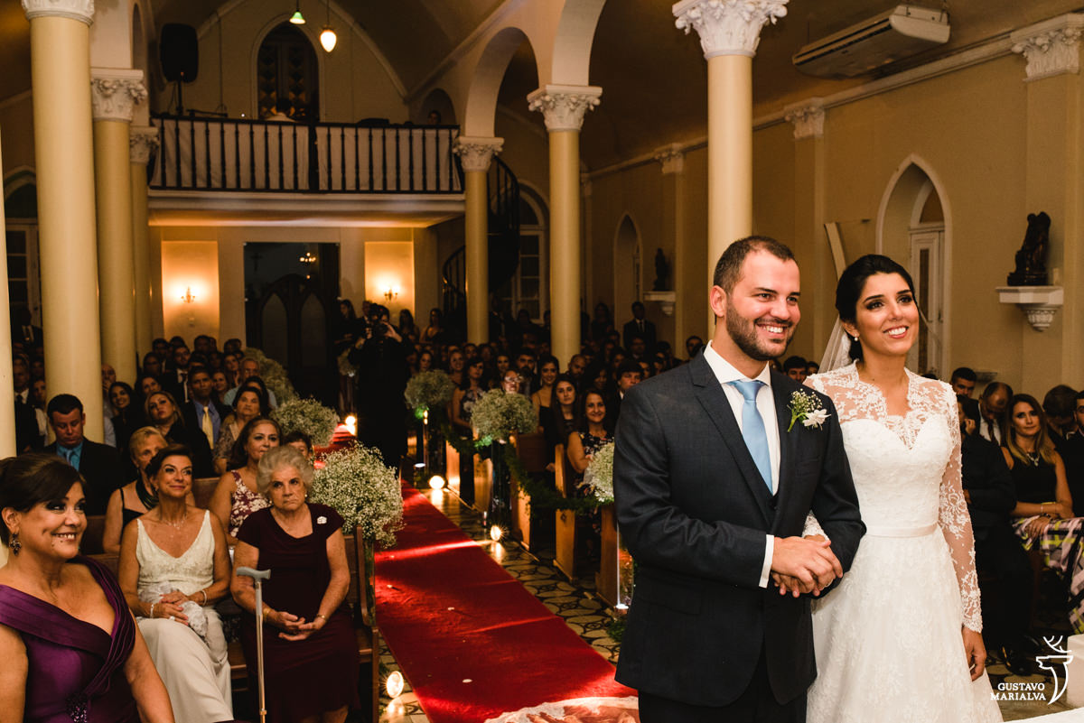 Noivos sorrindo na cerimônia de casamento em Botafogo no Rio de Janeiro