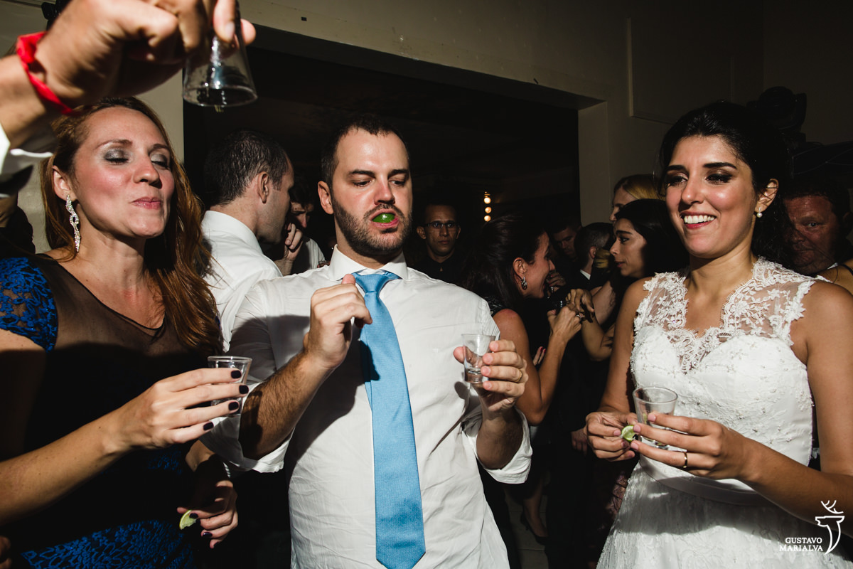 Noivo e noiva tomando tequila