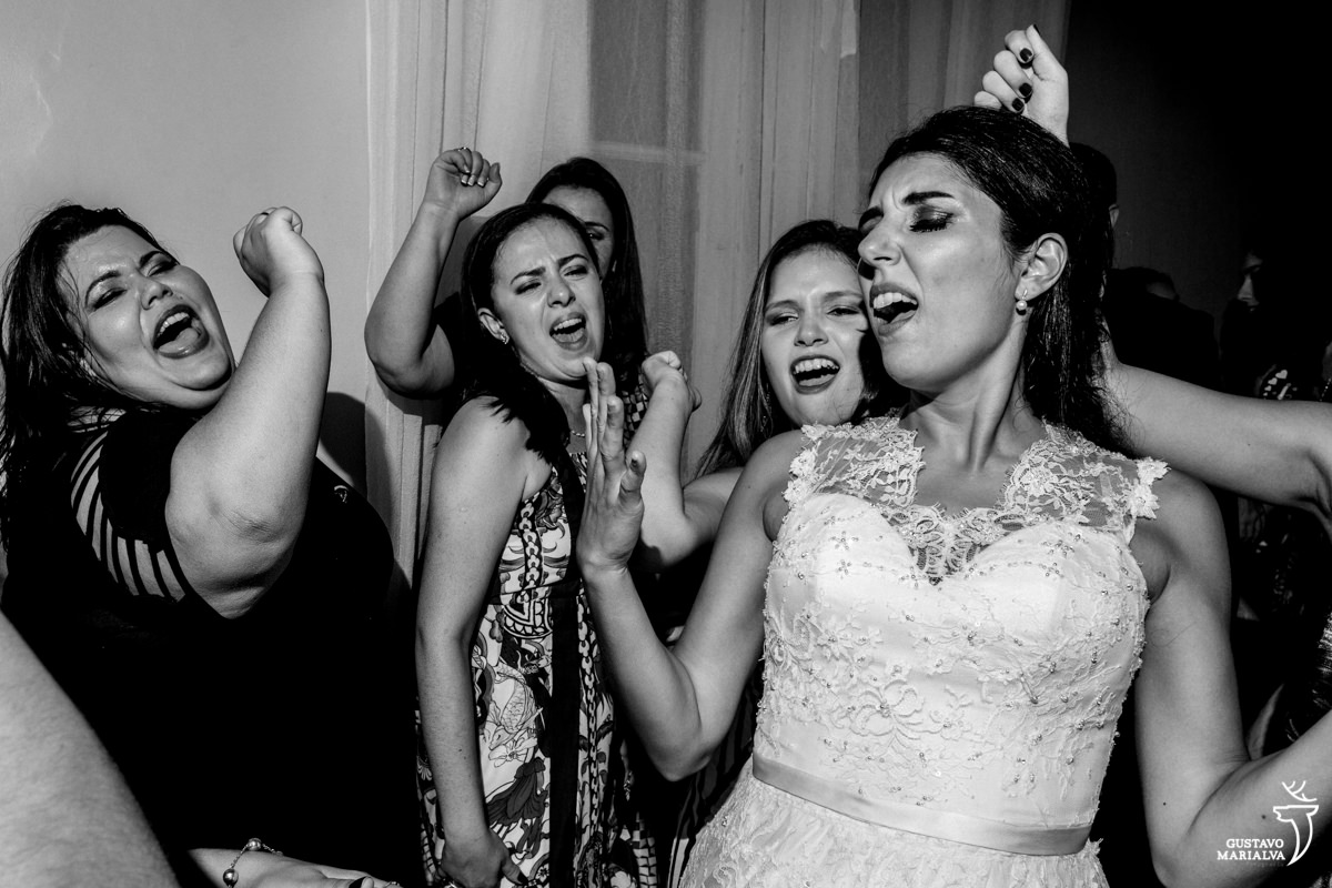Noiva e amigas cantando Maiara e Maraisa