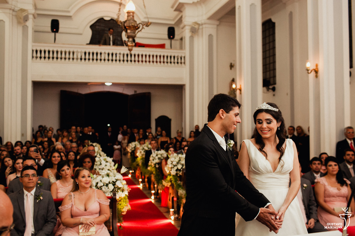 noivos sorrindo na cerimonia de casamento na capela do palácio da guanabara