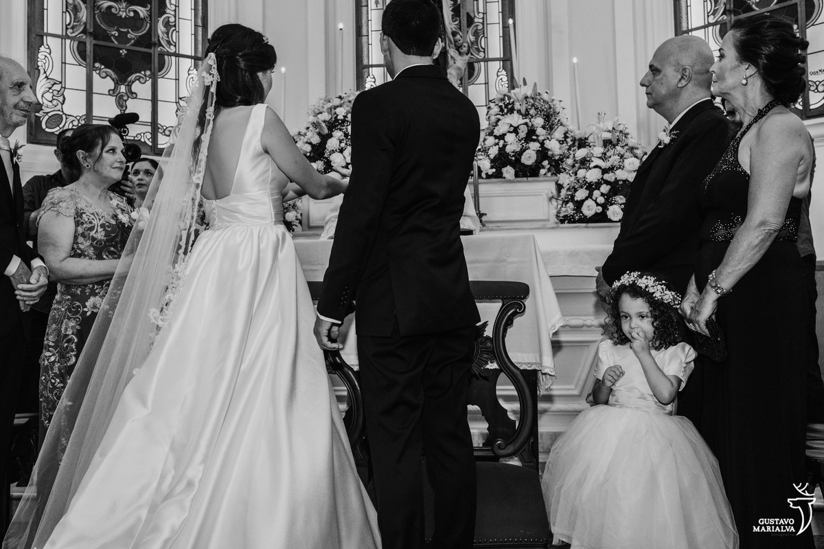 daminha chupando o dedo na cerimônia de casamento