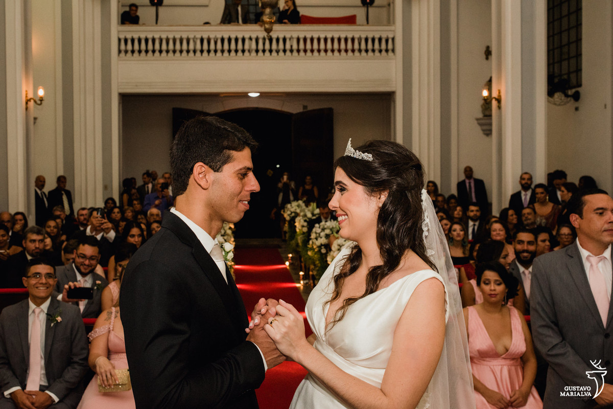 noivos dando as mãos na cerimônia de casamento