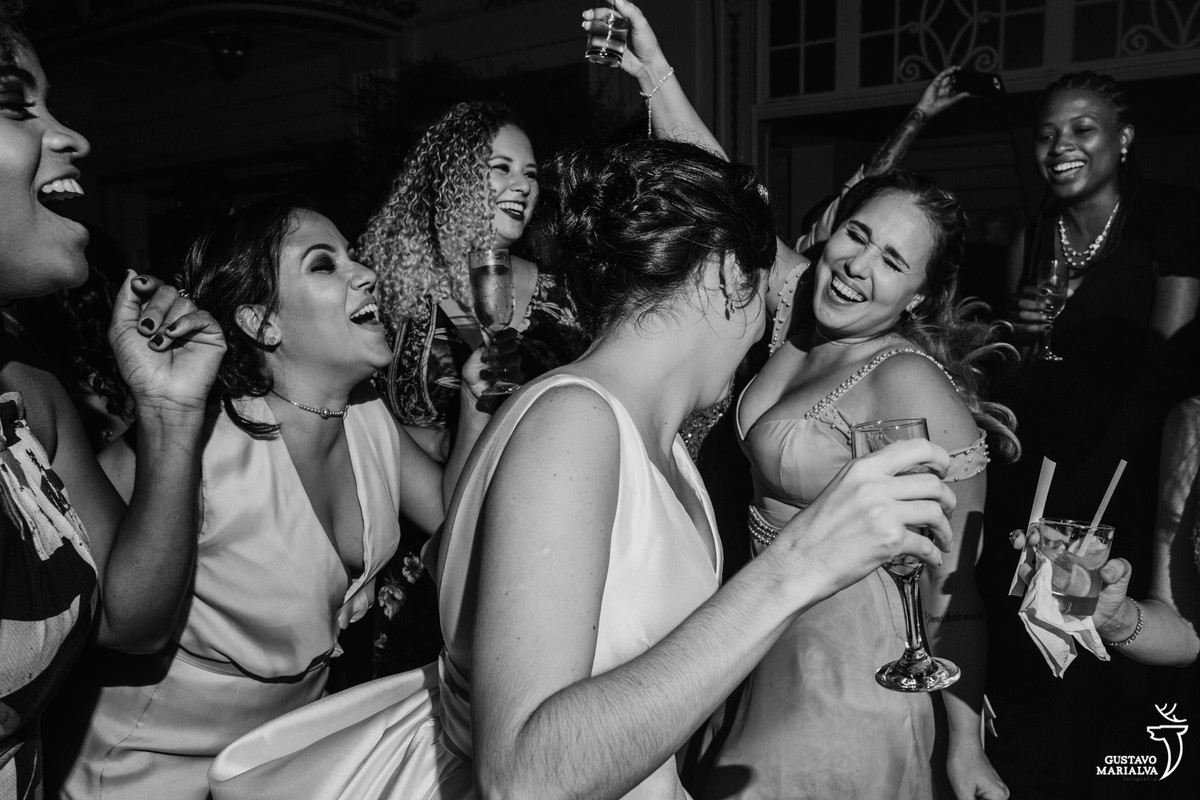 amigas e noiva dançando e sorrindo