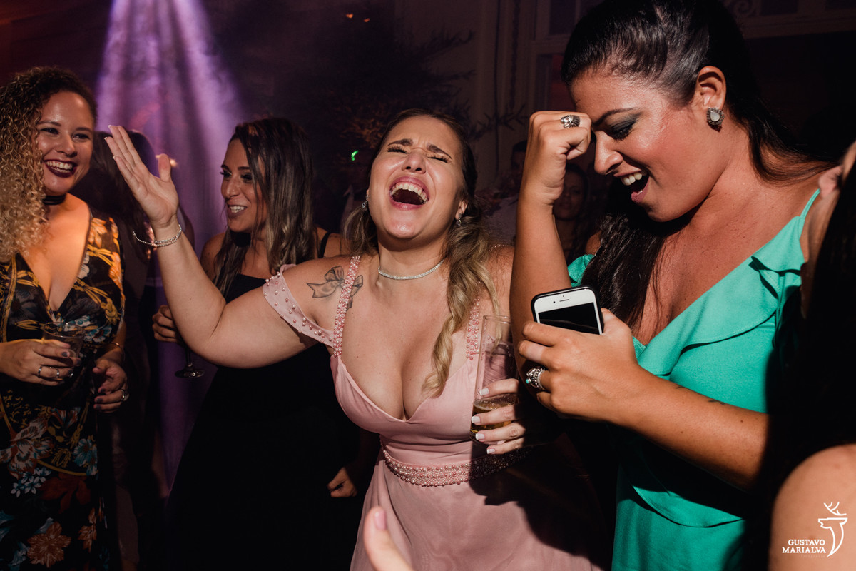 amigas cantando música sertaneja