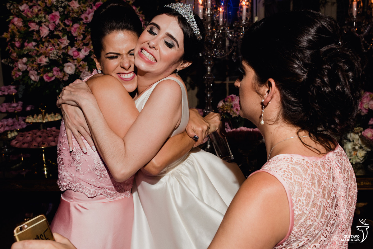 noiva abraçando a madrinha, apertando e fazendo cara engraçada