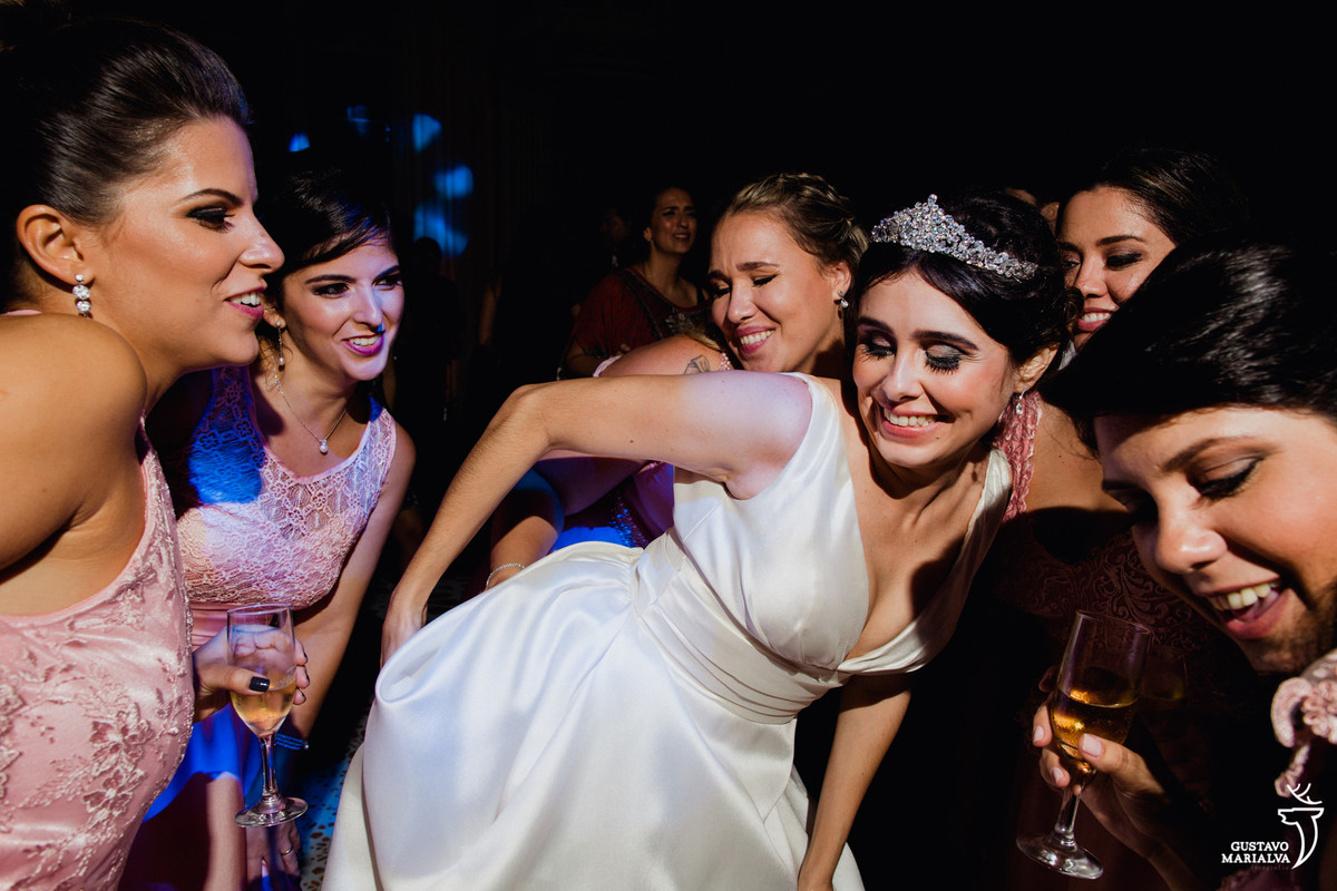 noiva e amigas dançando a música bang da anitta