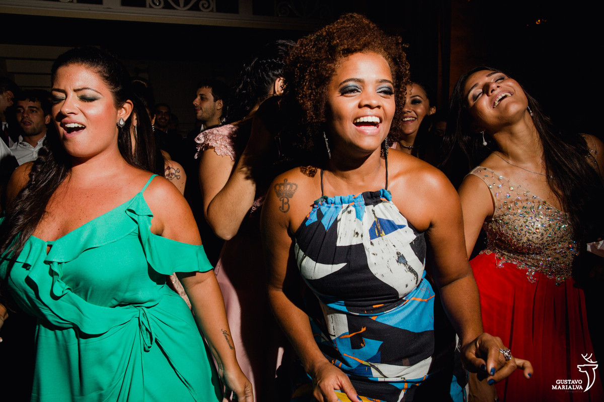 amigas dançando funk